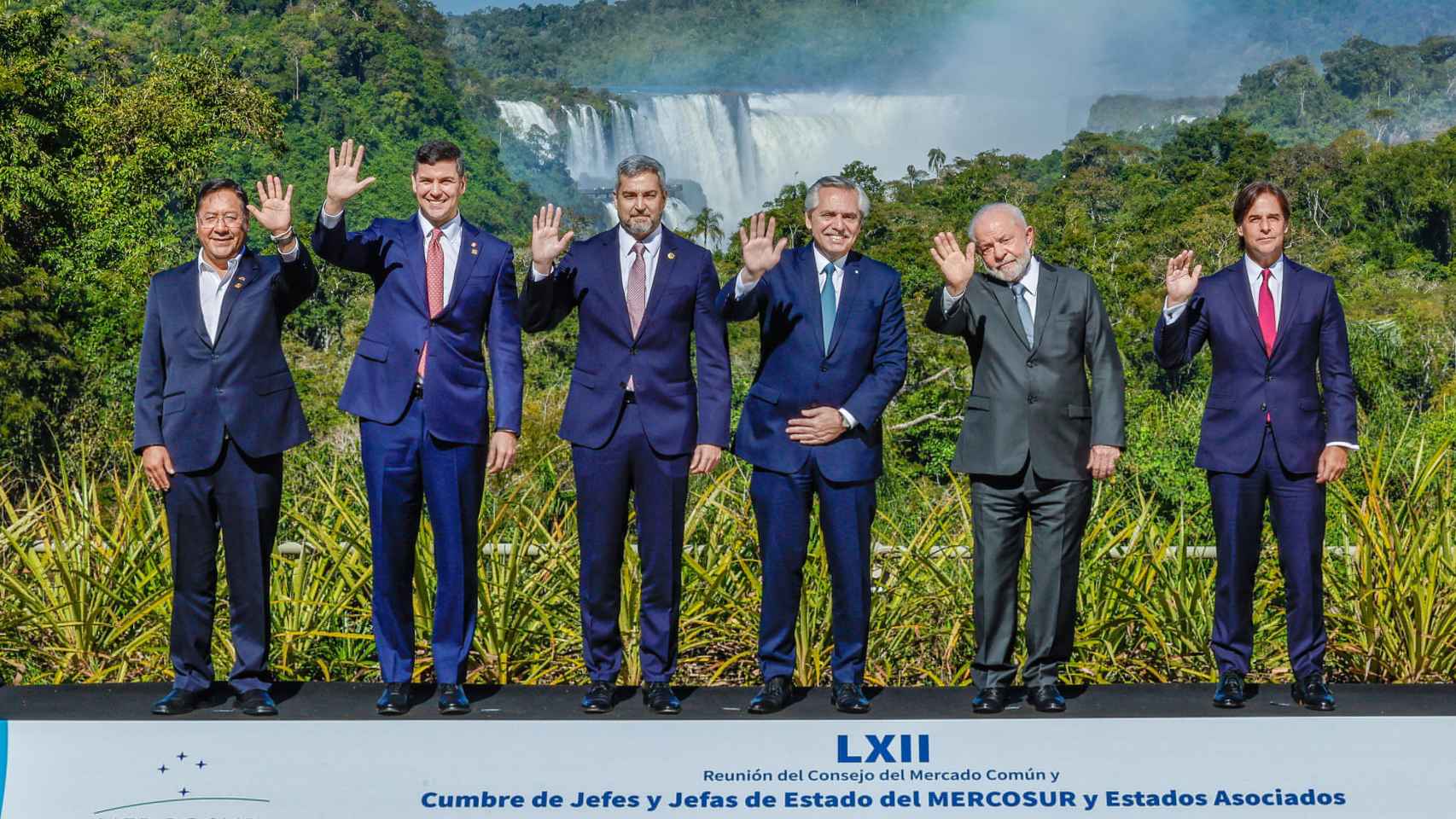 Los presidentes de Bolivia, Paraguay (el electo y en el cargo), Argentina, Brasil y Uruguay, en la cumbre del martes.