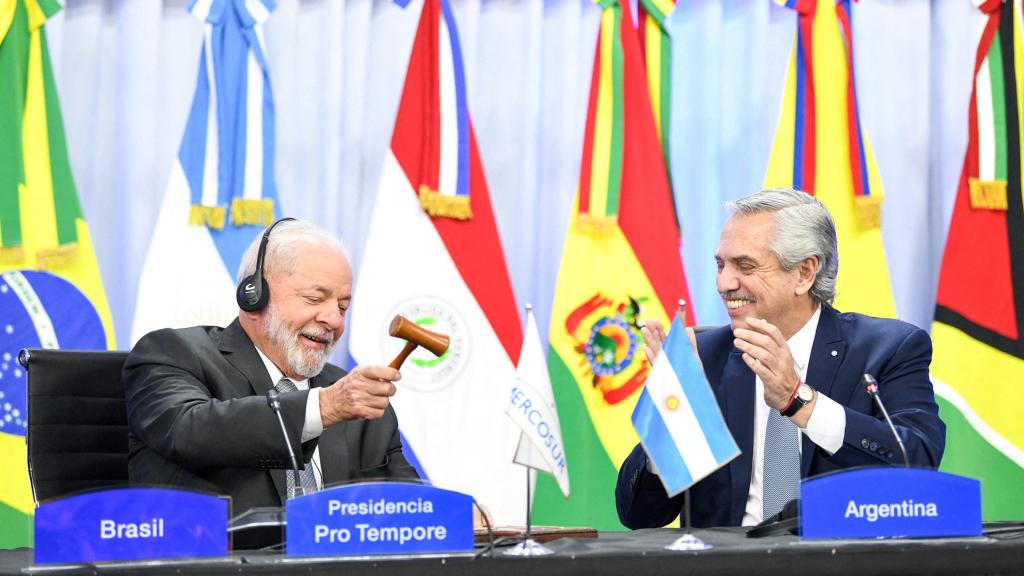 El presidente de Brasil, Luiz Inácio Lula da Silva, y su homólogo argentino, Alberto Fernández, en la cumbre de Mercosur.