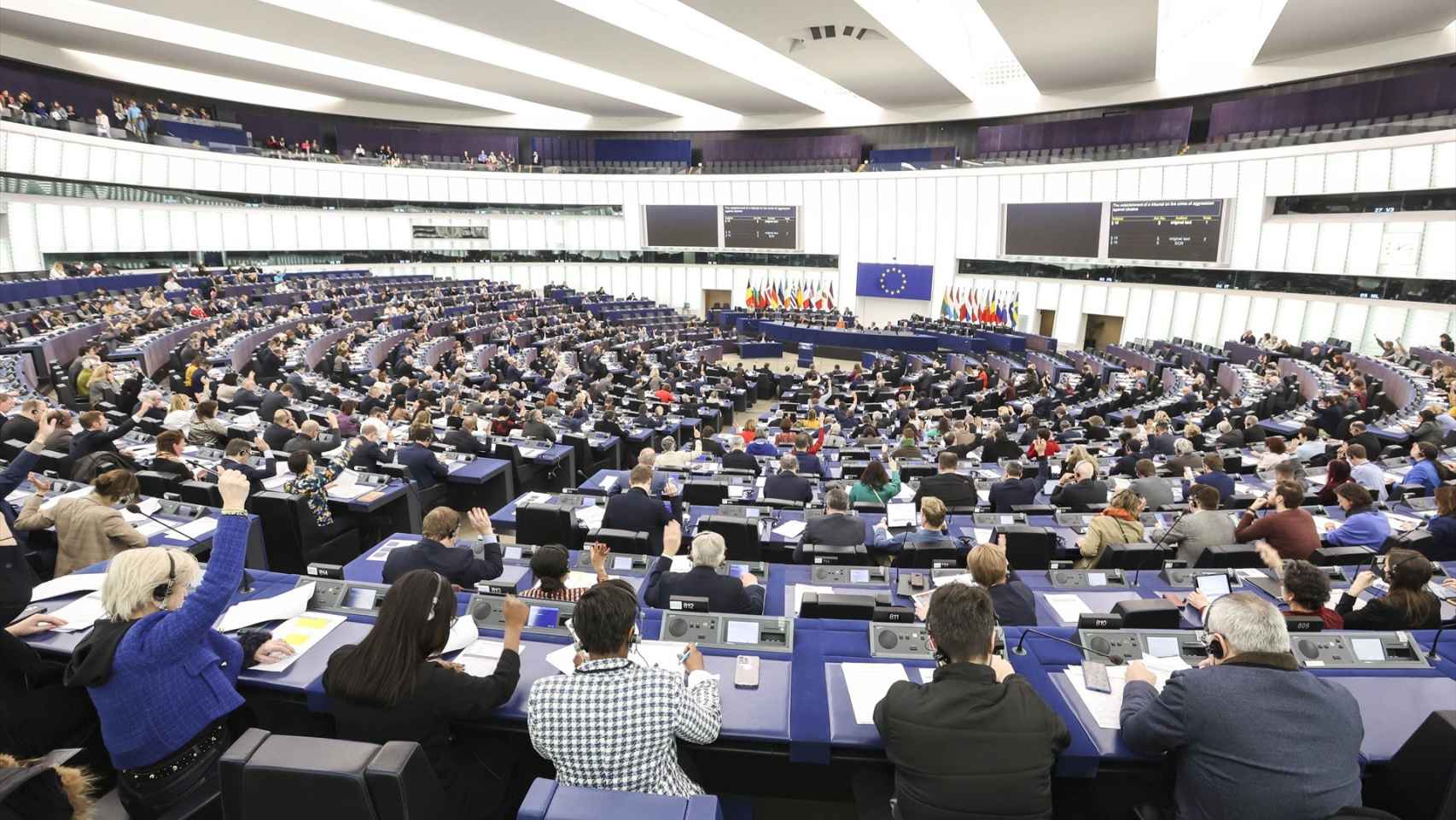 Los europarlamentarios votan en la sede del Parlamento Europeo, en Estrasburgo (Francia), la Ley de IA, la primera normativa sobre inteligencia artificial de la UE