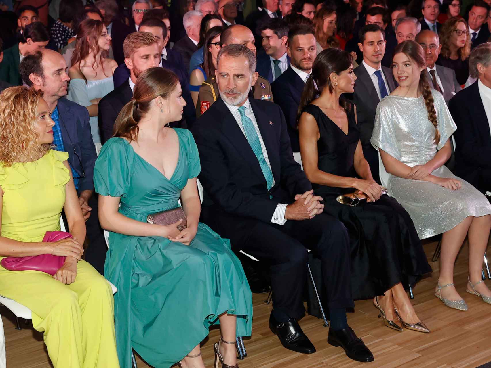 La Familia Real junto a la presidenta del Congreso, Meritxell Batet.