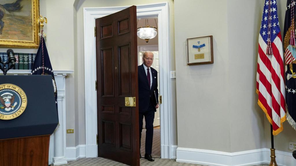 El presidente de EEUU, Joe Biden, entrando en la Sala Roosevelt de la Casa Blanca.