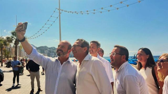 Pedro Rollán, Toni Pérez y Agustín Almodóbar, en primer término, en la playa de Benidorm.