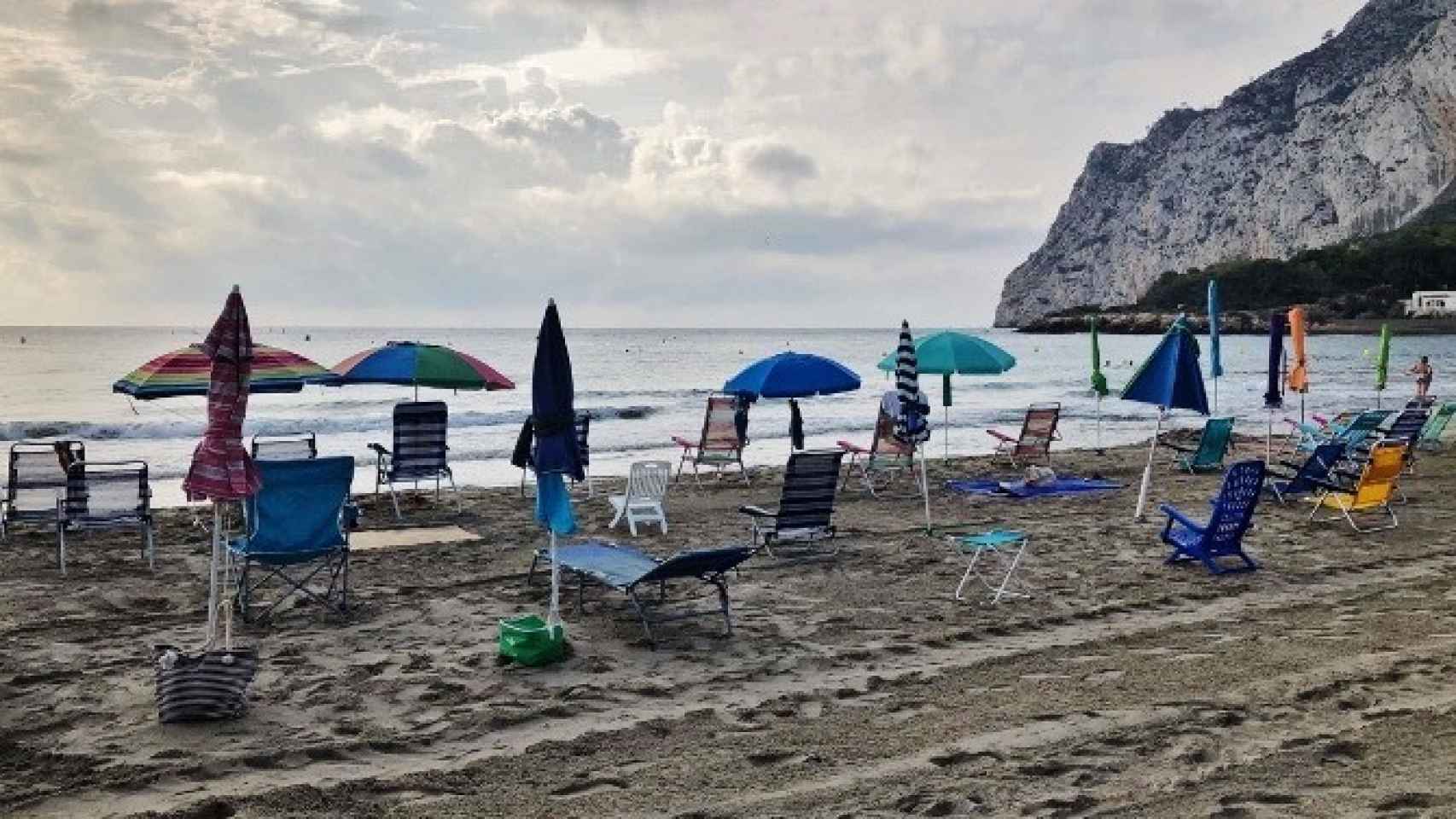 Sombrillas y hamacas en primera línea de la playa de Calpe, sin nadie que las vigile.