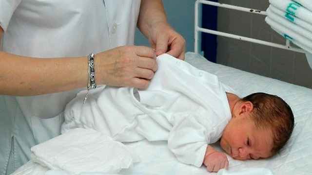 Un bebé en un hospital, tras nacer.