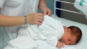 Un bebé en un hospital, tras nacer.
