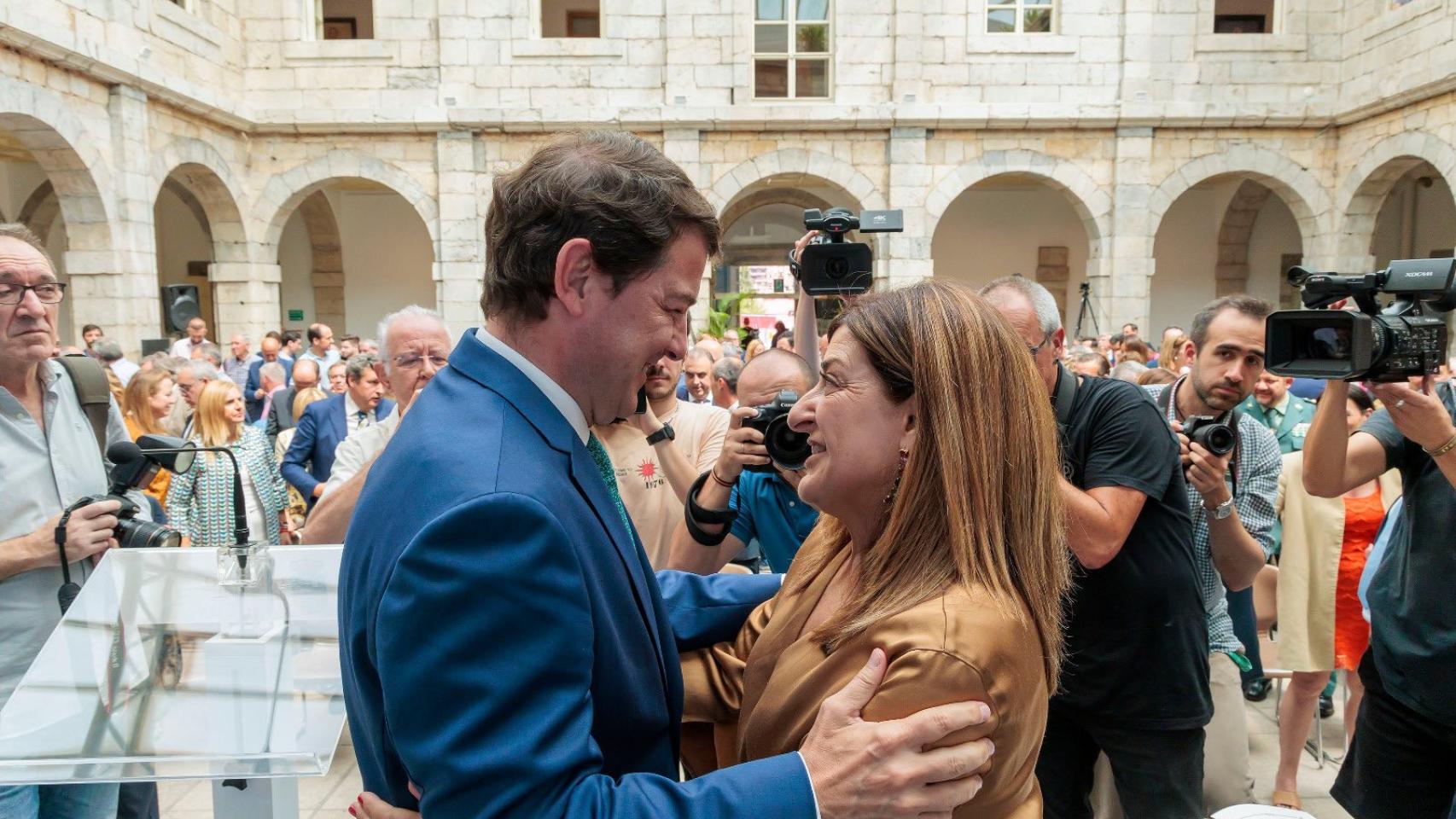 El presidente de la Junta, Alfonso Fernández Mañueco, abraza a la nueva presidenta de Cantabria, María José Sáenz de Buruaga, durante su toma de posesión, este miércoles.