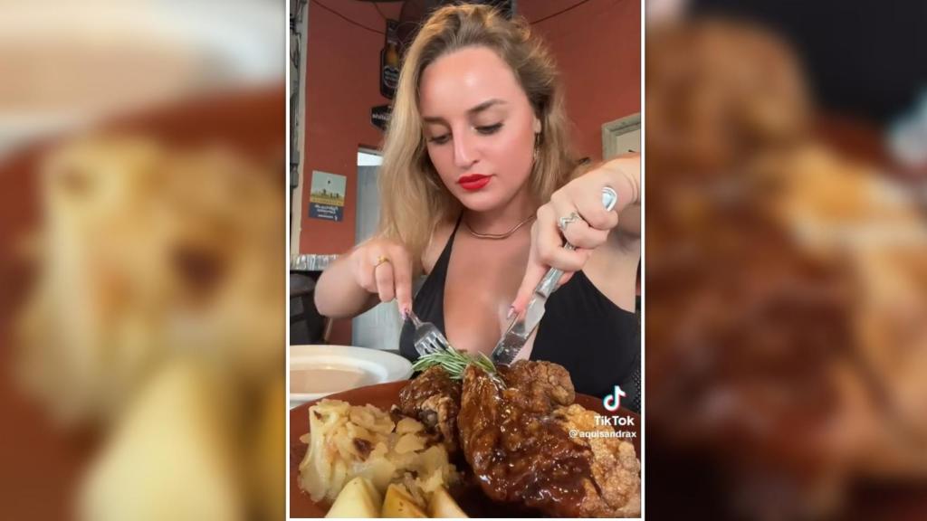 La influencer probando el cochinillo segoviano en un restaurante de EEUU