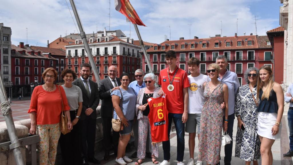 Sergio de Larrea junto a su familia, Carnero, Mayte Martínez y Francisco Blanco en el balcón del Ayuntamiento de Valladolid