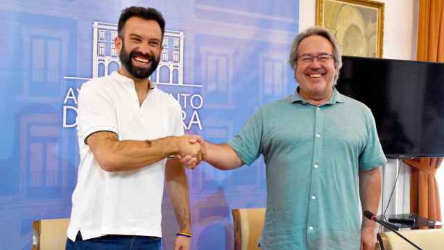 Francisco Guarido y David Gago se dan la mano tras cerrar el acuerdo de gobierno en Zamora