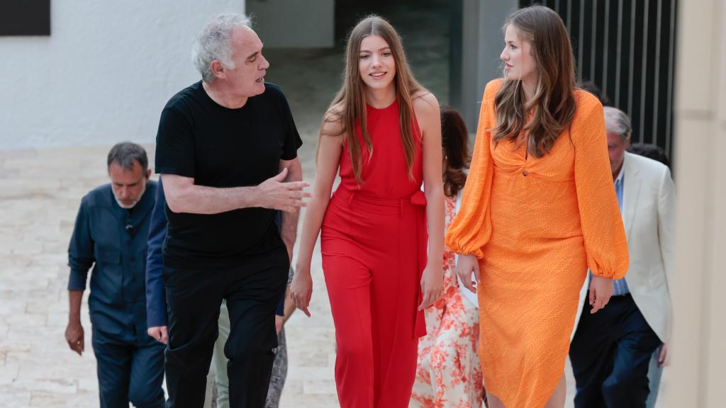 La princesa Leonor y la infanta Sofía junto al cocinero Ferran Adrià.