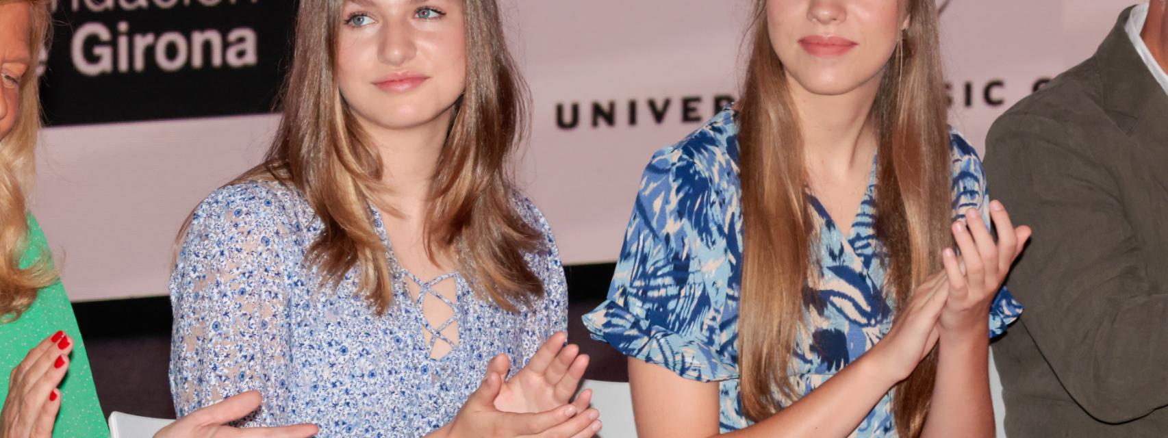 Leonor y Sofía, dos gotas de agua conjuntadas de azul, optan por la  discreción en su segunda aparición en Girona