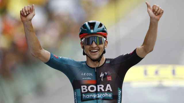 Hindley celebra su victoria en la quinta etapa del Tour de Francia 2023.
