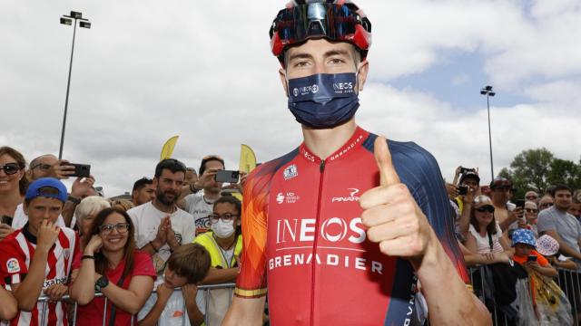 Carlos Rodríguez, con el pulgar arriba en el Tour de Francia 2023.