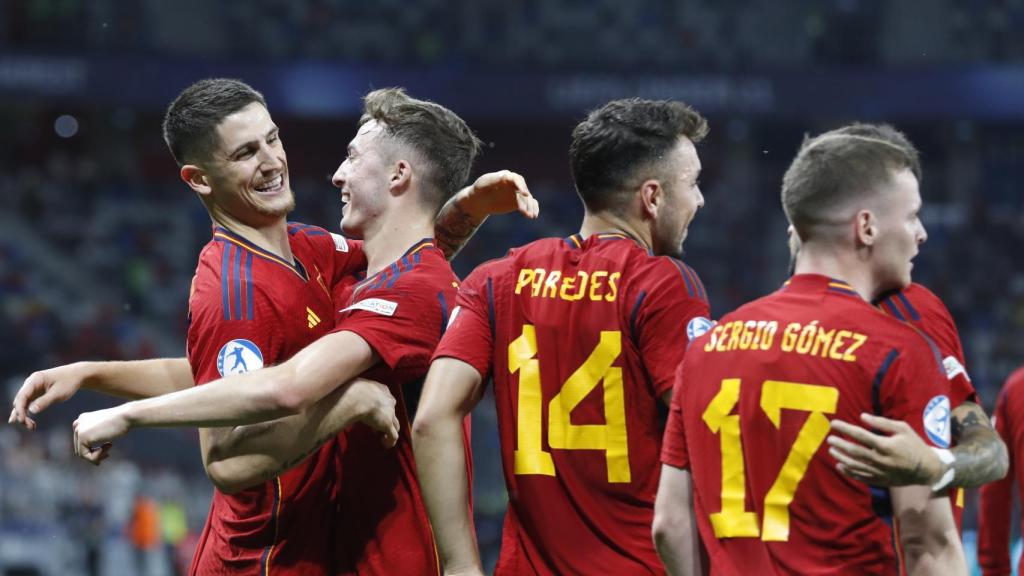 Varios jugadores de la sub21 se abrazan celebrando un gol.