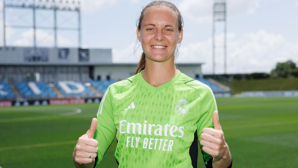 Mylène Chavas, posando con la camiseta del Real Madrid Femenino tras su fichaje