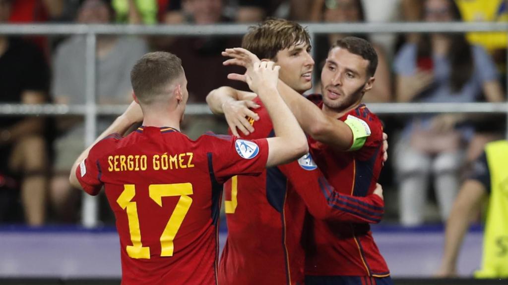 Piña de los jugadores de la selección española sub21 para celebrar el gol de Abel Ruiz en la semifinal del Europeo