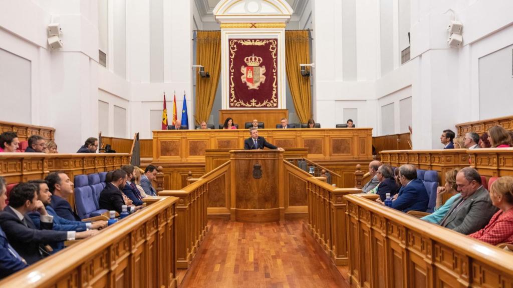 Primera sesión del debate de investidura en las Cortes de Castilla-La Mancha. Foto: Javier Longobardo.