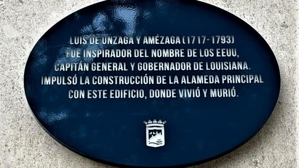 Placa conmemorativa del malagueño Luis de Unzaga y Amézaga en la Alameda Principal, en el número 12.