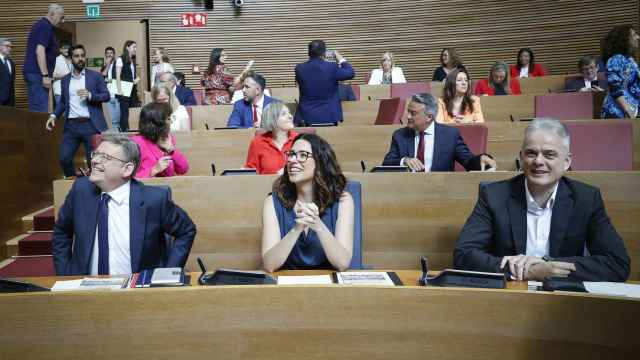 Aitana Mas, en el centro, en el pleno de constitución de las Cortes Valencianas.