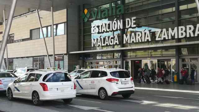 Un grupo de taxis en la parada de la estación de trenes Málaga María Zambrano.