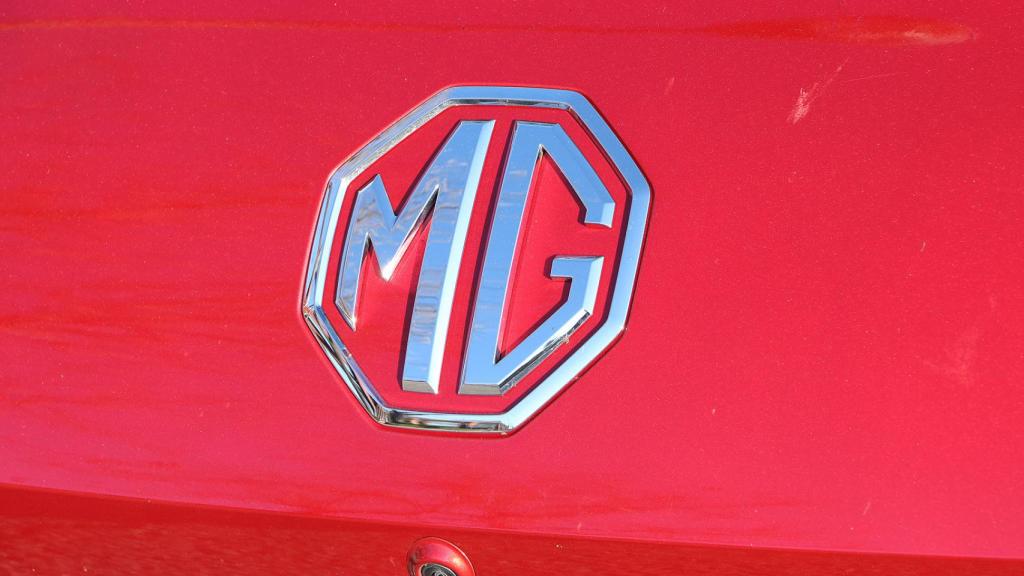 Emblema de MG en el MG4 un compacto eléctrico.