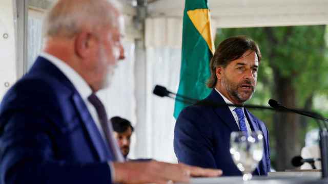 El presidente de Uruguay, Luis Lacalle Pou, en una visita a su homólogo brasileño, Lula da Silva, este año.