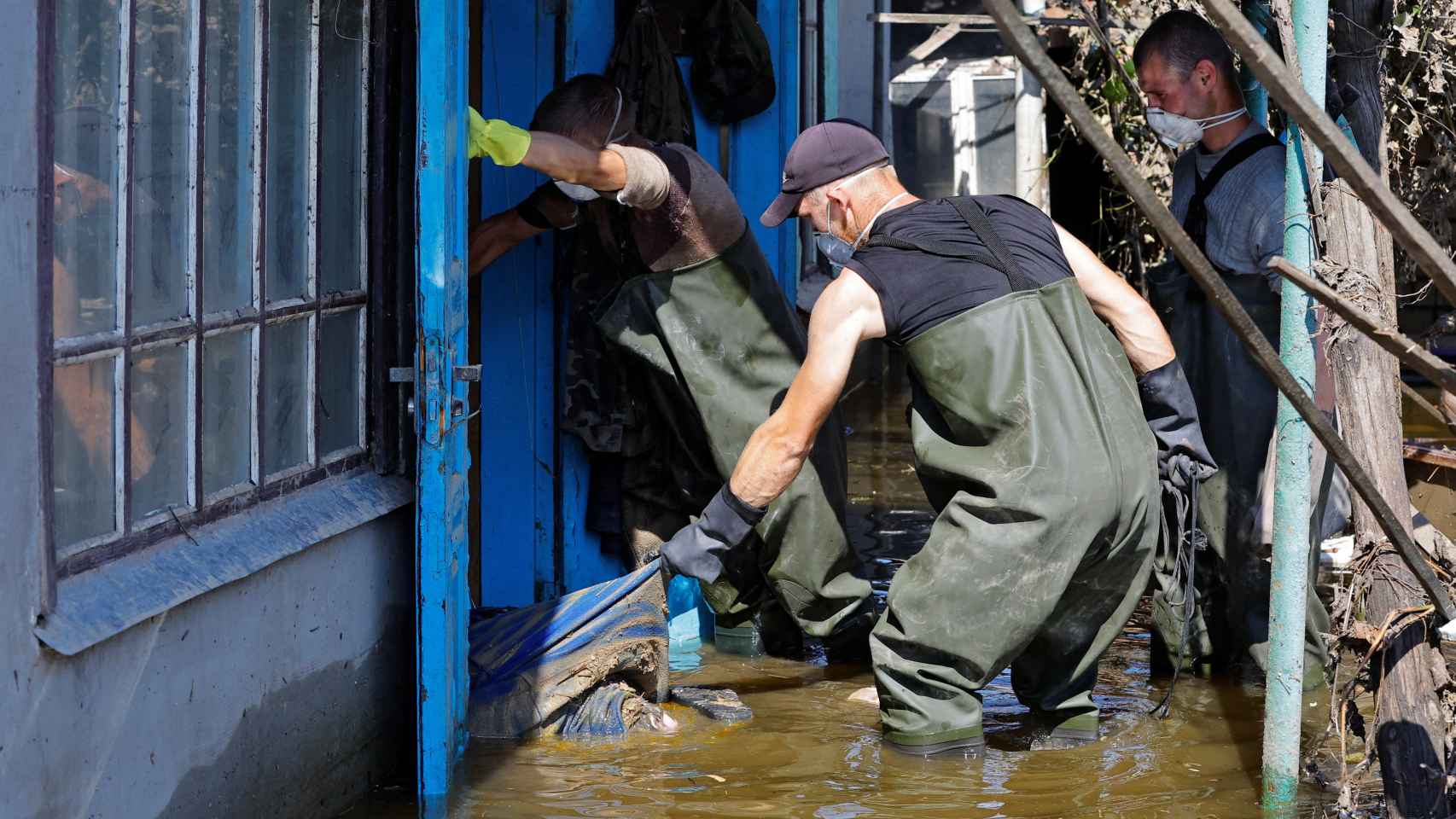 Trabajadores en las zonas inundadas de Jersón.
