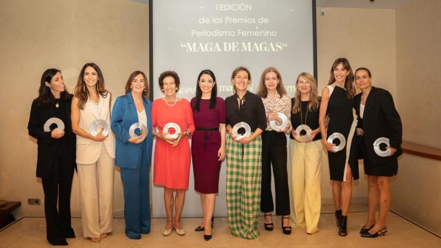 Las nueve directoras de revistas con Cruz Sánchez de Lara.