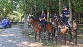 Dos agentes del servicio subidos a los caballos.