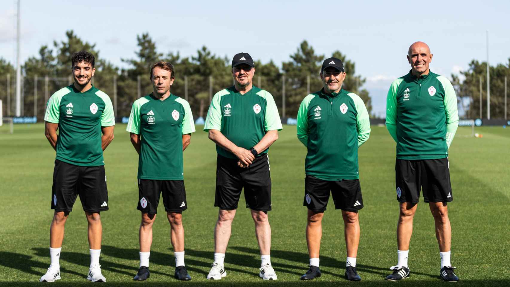 Rafael Benítez, en el centro, posa en una imagen junto a su cuerpo técnico.