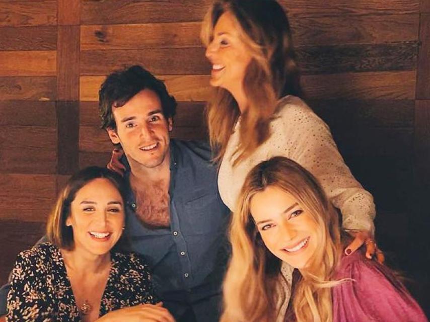 Tamara Falcó, Íñigo Onieva, Carolina Molas y Alejandra Onieva en una imagen de redes sociales.