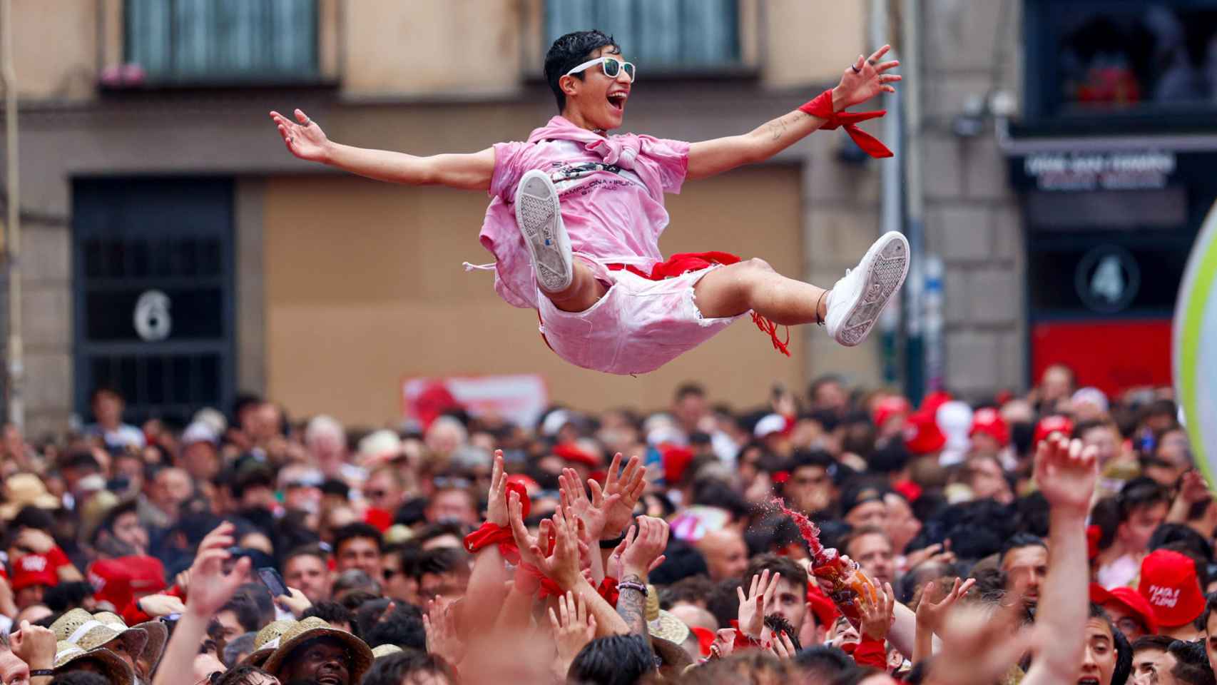 Asistentes celebran en la Plaza Consistorial de Pamplona antes del chupinazo anunciador de los Sanfermines 2023.