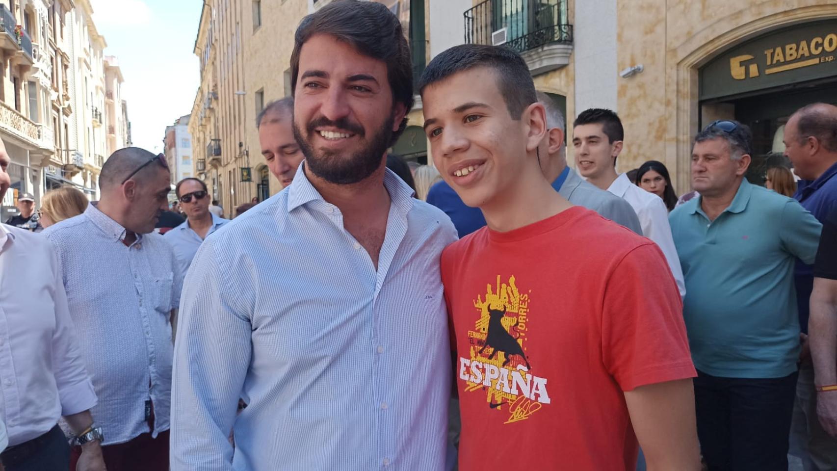 Juan García-Gallardo se hace una foto con un joven seguidor en Salamanca