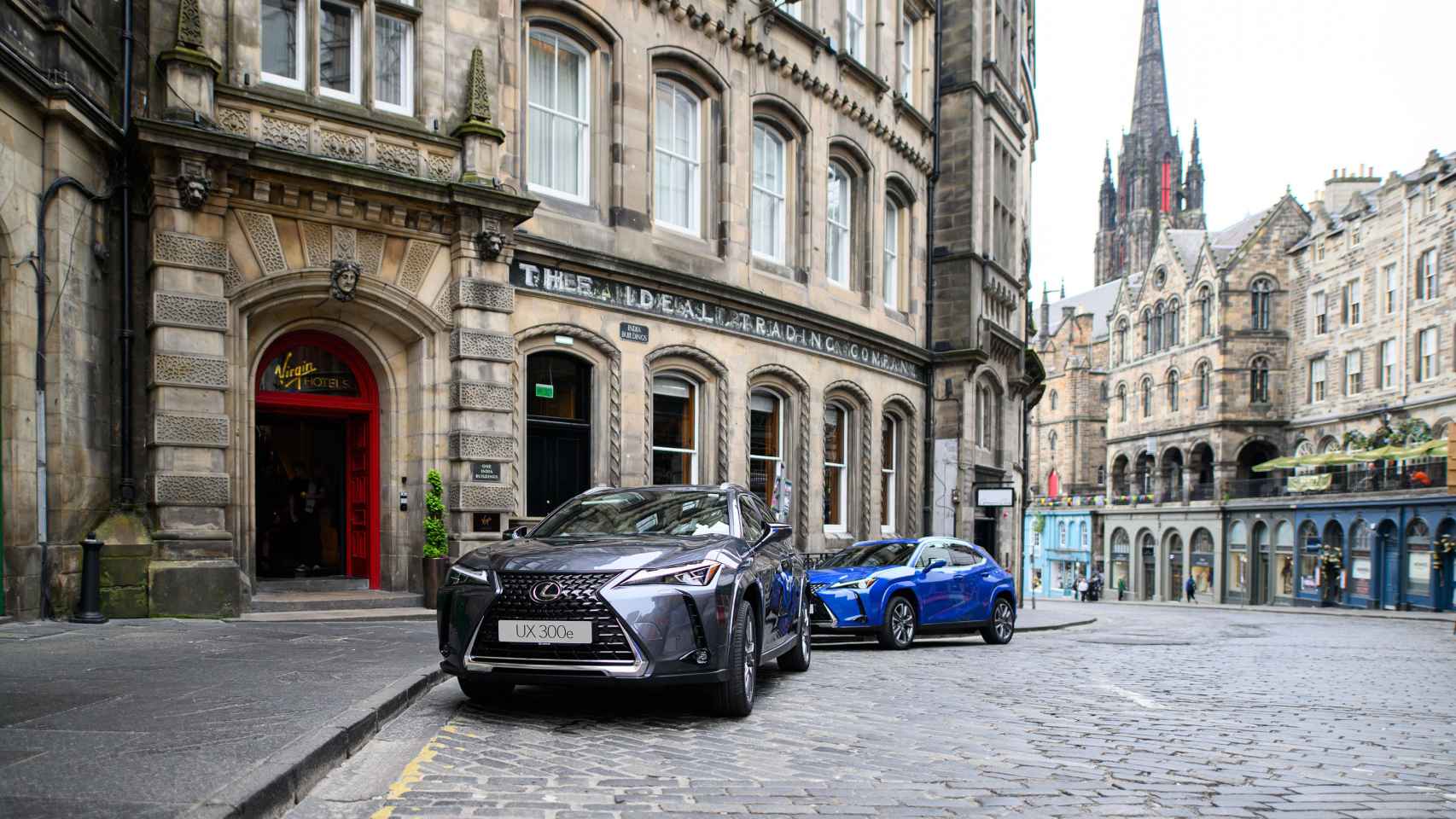 El nuevo 'crossover' eléctrico de Lexus en una calle del centro de Edimburgo.