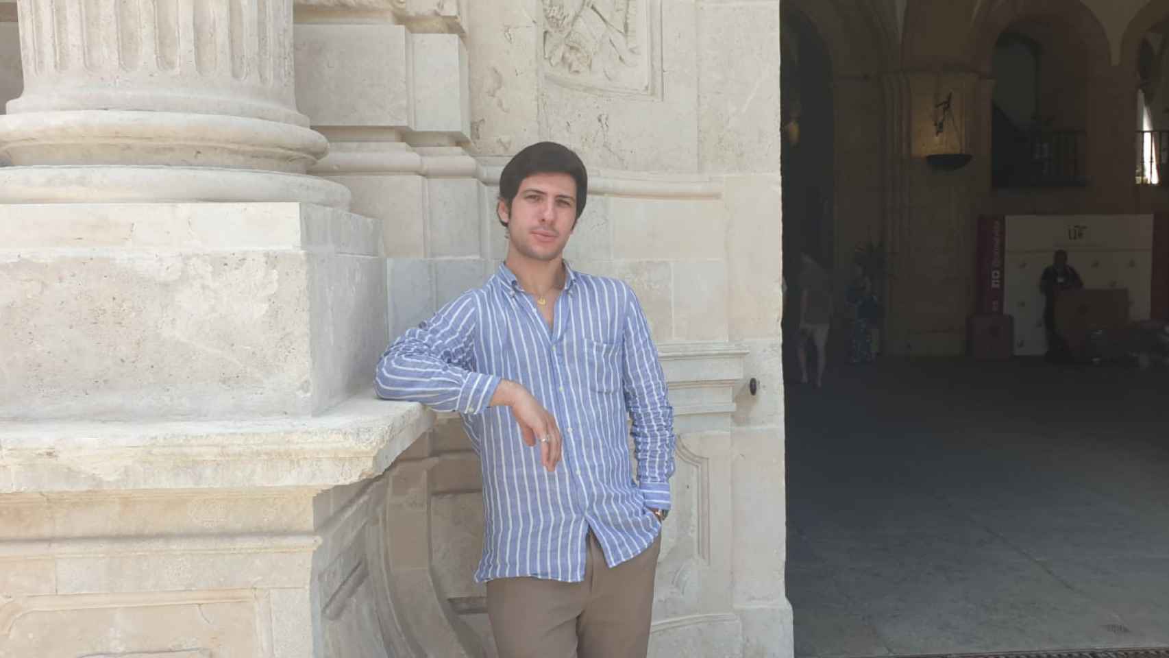 Miguel López, en la entrada de la Facultad de Geografía e Historia de la Universidad de Sevilla.