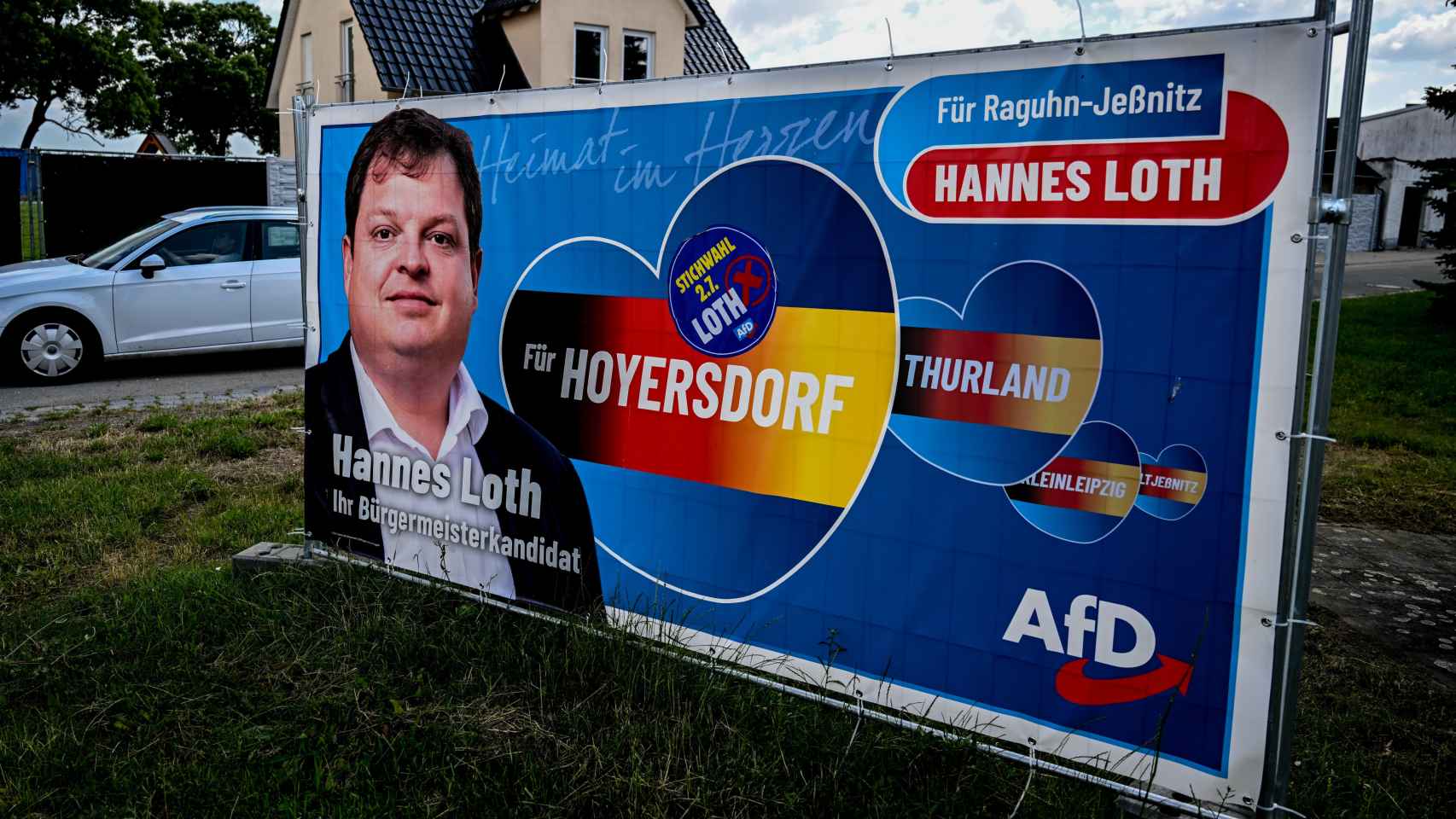 Un cartel de la campaña electoral de Hannes Loth (AfD) en Raguhn-Jeßnitz, el 3 de julio.