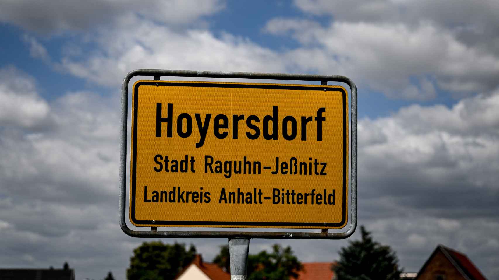 La señal en la entrada de Hoyersdorf en Raguhn-Jeßnitz, un municipio de la región alemana de Sajonia-Anhalt.