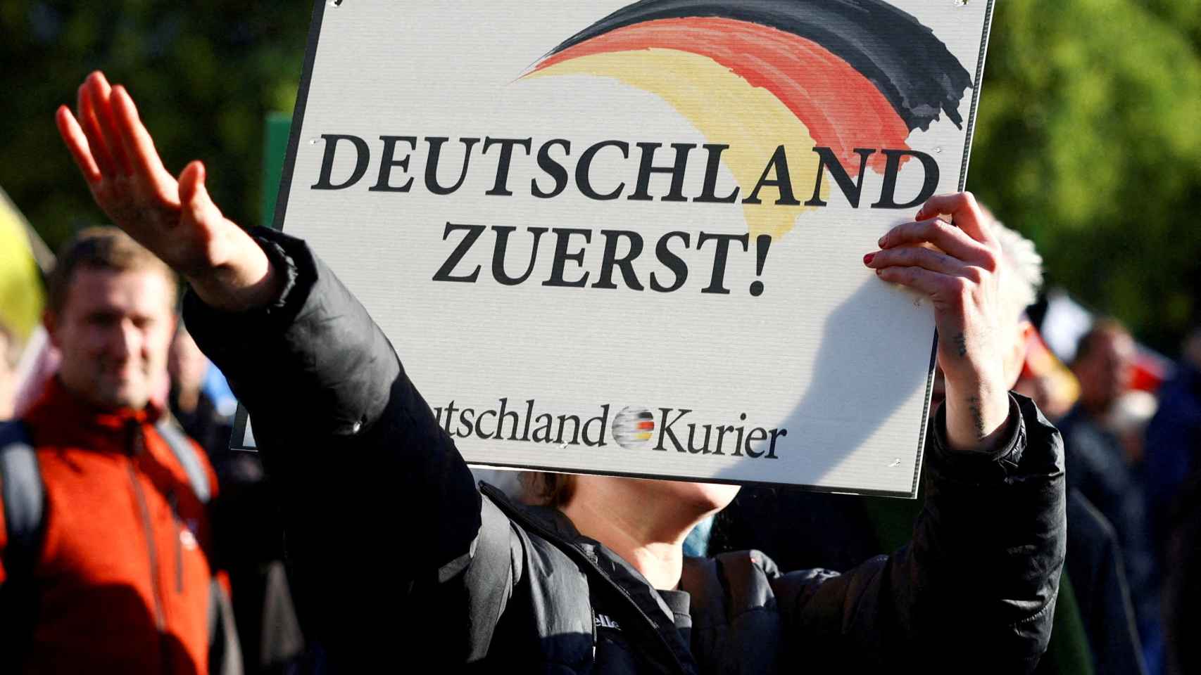 Un simpatizante de AfD hace el saludo fascista em una protesta contra el Gobierno, el 8 de octubre de 2022 en Berlín.