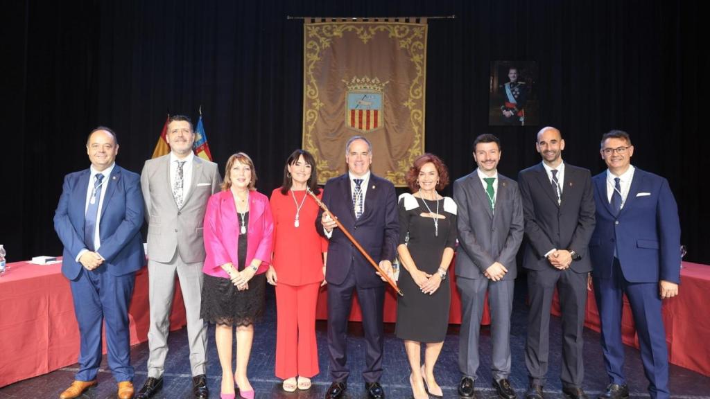 Santiago Román, centro, junto a su nuevo gobierno en Sant Joan d'Alacant.