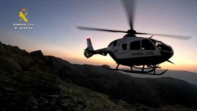 Helicóptero de la Guardia Civil durante el rescate al montañero
