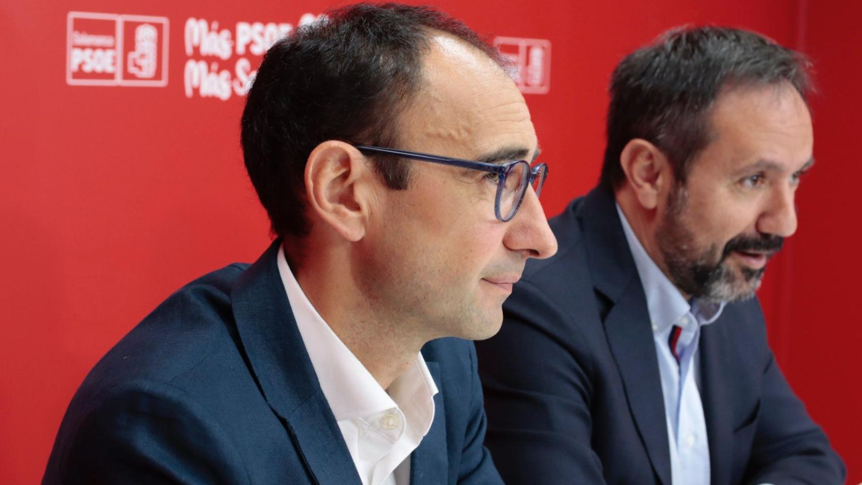 El candidato socialista David Serrada, junto a Cesar Ramos, portavoz de transporte del PSOE en el Congreso