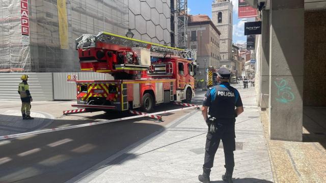 La Policía acordona la zona para el trabajo de los Bomberos de Valladolid en El Corte Inglés