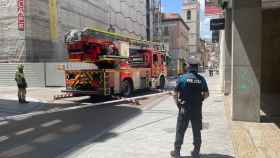La Policía acordona la zona para el trabajo de los Bomberos de Valladolid en El Corte Inglés