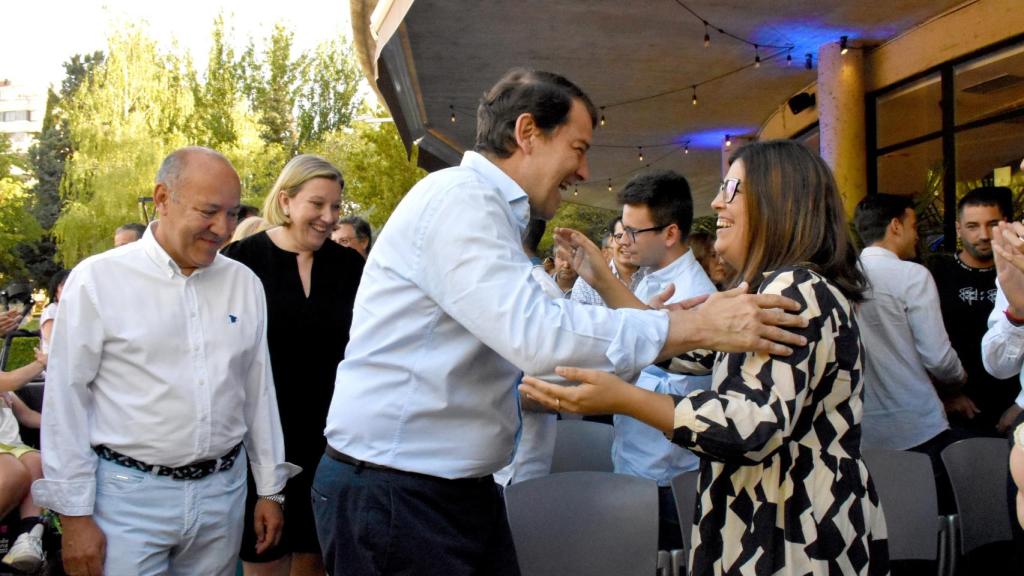 Alfonso Fernández Mañueco saluda a la alcaldesa de Benavente, Beatriz Asensio