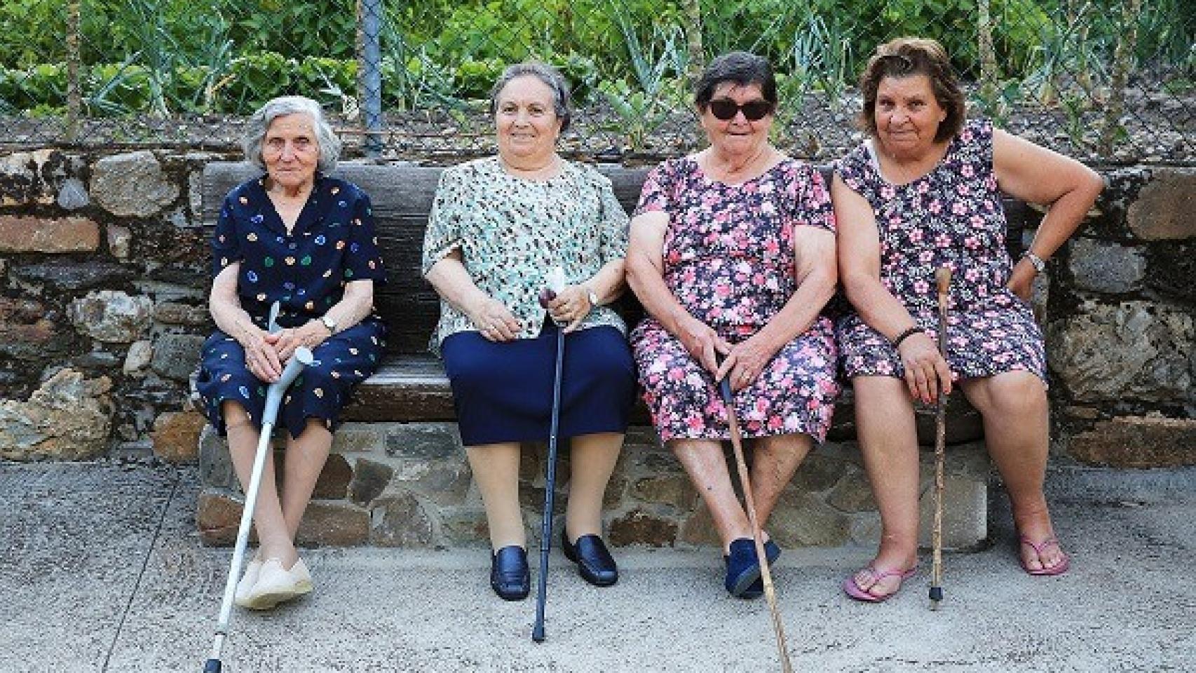 Las andaluzas viven cinco años más que los andaluces, pero se siguen encargando de cuidarles a ellos y sus hogares