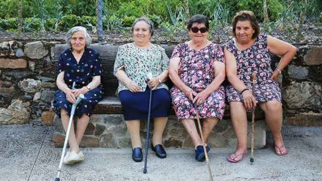 Un grupo de señoras mayores tomando el fresco.