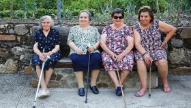 Un grupo de señoras mayores tomando el fresco.