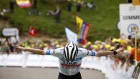 Tadej Pogacar celebra su triunfo en la sexta etapa del Tour de Francia con final en Cauterets.