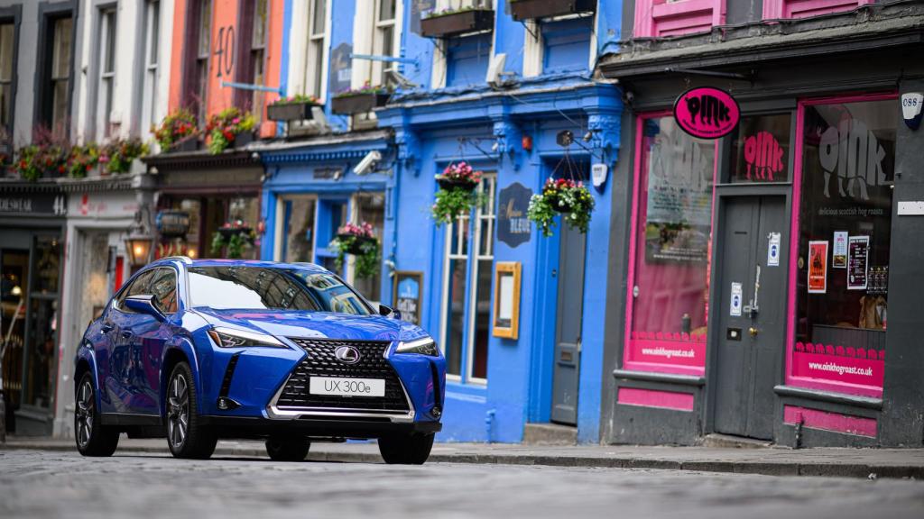 El Lexus UX 300e eléctrico en una calle del casco histórico de Edimburgo (Escocia).