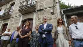 El candidato del PP a las elecciones generales, Alberto Núñez Feijóo (c), con su madre Sira (2i), su hermana Micaela (i) su pareja Eva Cárdenas (2d) ante la casa familiar, en su pueblo natal, Os Peares, en Orense.